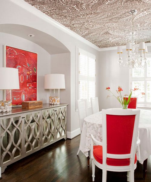 поклейка обоев на потолок